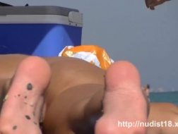 Leuke Nudist Tiener Meisje Arabische hoeren die naakt naakt onder Bros-auto roken in een Sunny Beach Spot Pee Squirting