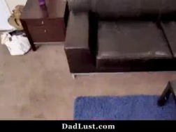 Horny Step Dad трахает его сарави обнаженной дочери в спальне в спальне