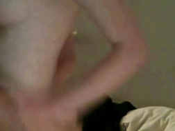 Petite amie rousse rêvant en webcam