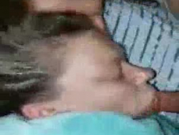 Une fille endormie et amoureuse du sperme l'a reçu dans sa gorge.