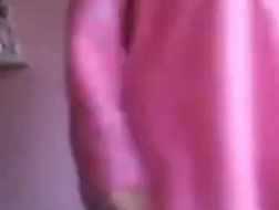 Una adolescente pelirroja muestra sus curvas en un columpio