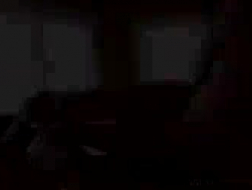 Abella Danger e Jenna Sativa estão sendo fodidas no sofá, durante uma agradável sessão de sexo em grupo
