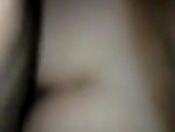Un jeune homme prend une bite dans tous ses trous à la caméra.