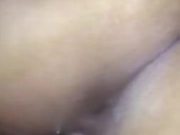 Spanisches Teenie-Babe mit großen Titten, Lisa Ann spielt mit ihren frechen Brustwarzen mit einem riesigen Sexspielzeug
