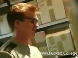 Una teenager succhia il latte dalla sua amica tettona.