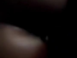 La séduisante Sierra Nicole, petite femme ébène, chevauche le gros pénis blanc d'un homme noir dans un studio porno.