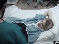 Une lesbienne adolescente baise à l'hôpital.