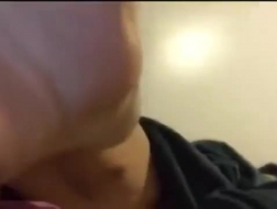 Piersi długowłosej dziewczyny Jodi West ssącej.