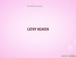 Cathy Heaven é uma garota loira esmagadora que gosta de brincar com brinquedos sexuais e de ejacular.