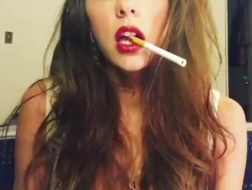 Una ragazza dai capelli rossi e fumante con tatuaggi sta ottenendo la sua dose giornaliera di scopate e se la sta godendo.