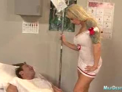 Rijpe blonde patiënte strekt haar bim geruit kutje