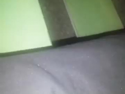 Etter en fin blowjob, blir hardcore brunette chick knullet bakfra, i sengen