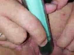 Pieszczona analnie rudowłosa nastolatka dostaje spermę na twarz.