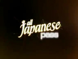 Горячая японская девушка Джей Камилия ласкает пальцами свою бритую киску, одновременно трогая свою идеально влажную попку.