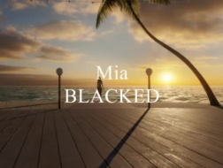 Blacked - Bea Glock se sonroja mientras le da un puñetazo a su coño peludo hasta que empieza a gemir y gritar