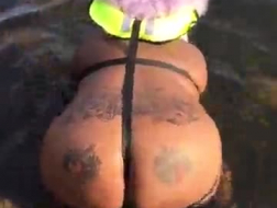 Big Ass Ebony Babe har dampende sex under lys av forskjellige stearinlys.