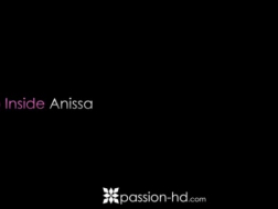 Anissa Kate est une brune coquine qui aime se faire baiser dans diverses positions, jusqu'à ce qu'elle jouisse.