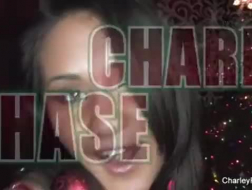 Charley Chase aime jouer avec la bite dure de son ami, car elle veut le baiser.