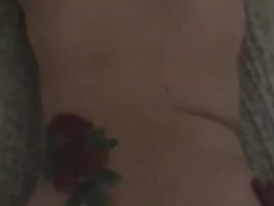 Estrella porno asiática con coletas está montando una polla dura, mientras que en el salón de masajes