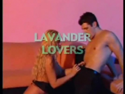 Две порнозвезды с большими сиськами и возбужденный парень занимаются диким секс приключением, на диване