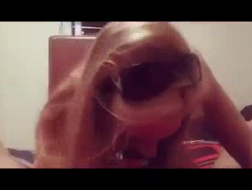 Une adolescente blonde et mince a son premier orgasme devant la caméra et crie en jouissant.
