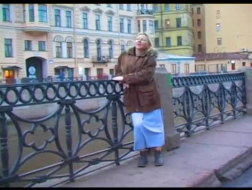 Busty russisk mor sprer seg opp for å vise puppene til sin gode venn og tilfredsstille henne.