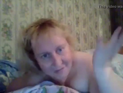 Pyzata blondynka bawi się swoją cipką pod prysznicem, aż do orgazmu.