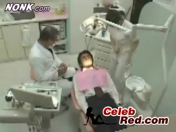 Японская медсестра с кудрявыми волосами сосет член своего пациента и трахается в позе по-собачьи.