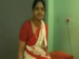 Busty indische Dame in Strümpfen zeigt rosa