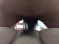 Un ragazzo mascherato sta cercando di fare un video della sua vicina sexy che spia la sua sporca figa, attraverso una finestra.