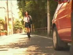 Ann Takano, une adolescente japonaise lascive, est prête pour une fellation.