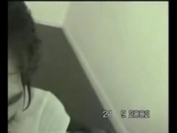 Cumshot sur webcam pour cette douce adolescente aux cheveux courts.
