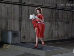 Рыжеволосая женщина на высоких каблуках Тара Морган играет со своей мокрой киской на диване.