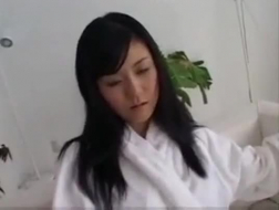 Akina Yuna wordt geneukt en slurpt pik vers uit het toilet, vroeg in de ochtend