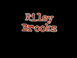 Délicieuse mature, Riley Reid et son amant baisent comme des fous, dans le salon.