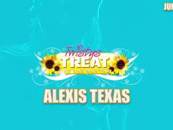 Похотливая зрелая Alexis Texas делится членом с падчерицей Cara Glockman.