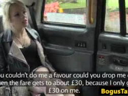 Leniwa blondynka z taksówki obciąga swojemu kierowcy.