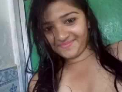 Hermosa adolescente india desnudándose al aire libre