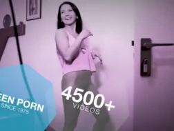 Frisches blondes Mädchen macht ihr erstes Pornovideo im Wohnzimmer