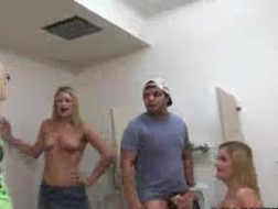 As garotas francesas gostam de se despir e compartilhar o pênis, na frente da câmera, até que se ejaculam.
