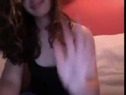 Mooie brunette tiener poseert naakt en plaagt een zwarte vinger