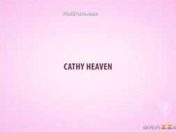 Cathy Heaven hat zwei kahle Stangen in die Gasse geschraubt