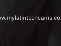 Latijnse tiener met harig poesje wrijft haar clit voor haar webcamera terwijl ze masturbeert