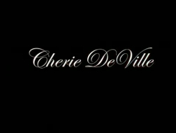 Cherie Deville is een geile huisvrouw die zo vaak mogelijk een goede beurt nodig heeft