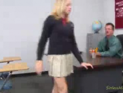Une écolière blonde pense à baiser son professeur mignon, au lieu de lui faire une fellation.