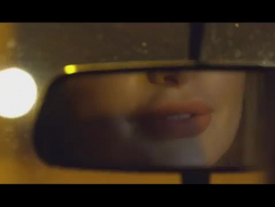 Sexy, blonde Taxifahrer fickt ein Küken, das für ihre tägliche Fahrt mit einer Reitschuld auftaucht