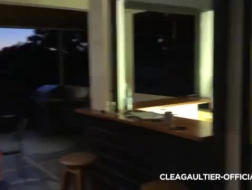 Clea Gaultier juega con sus tetas mientras es follada en pleno día