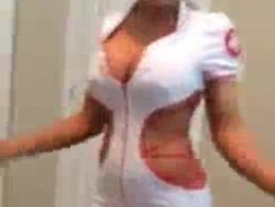 rondborstige verpleegster die haar borsten opheft voor de patiënt