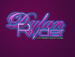 Dylan Ryder et son amie blonde dans une baise lesbienne passionnée.