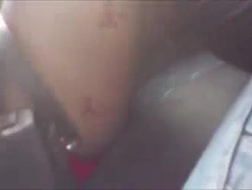 El conductor del taxi italiano chorros de chorro duro dentro de la cabina
